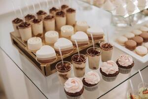 almendra galletas y varios dulce pasteles para un Boda banquete. un delicioso recepción, un lujoso ceremonia. mesa con dulces y postres delicioso vistoso francés postres en un plato o mesa. foto