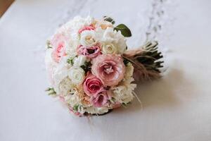 de los hombres accesorios, novio detalles. belleza es en el detalles. preparación para el boda. cuero zapatos. oro Boda anillos arco atar. Boda ramo de flores de flores foto