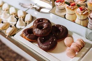 almendra galletas y varios dulce pasteles para un Boda banquete. un delicioso recepción, un lujoso ceremonia. mesa con dulces y postres delicioso vistoso francés postres en un plato o mesa. foto