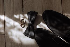 de los hombres accesorios, novio detalles. belleza es en el detalles. preparación para el boda. cuero zapatos. oro Boda anillos arco atar. Boda ramo de flores de flores foto