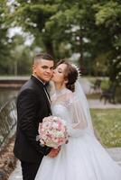 boda. amor y Pareja en jardín para boda. celebrando el ceremonia y compromiso. salvar el fecha. confianza. el novio abraza el novia. oferta besos. Pareja en amor. Boda retrato foto