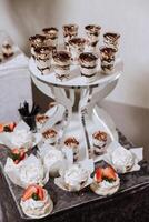 almendra galletas y varios dulce pasteles para un Boda banquete. un delicioso recepción, un lujoso ceremonia. mesa con dulces y postres delicioso vistoso francés postres en un plato o mesa. foto