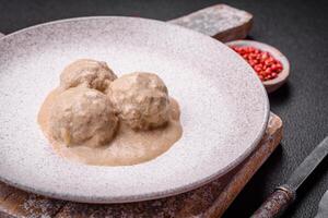 delicioso albóndigas desde picado pollo o Turquía con agrio crema salsa foto