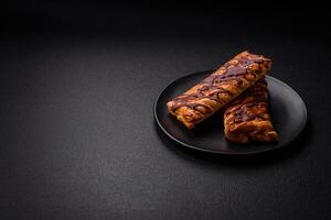 delicioso crujiente dulce soplo Pastelería con chocolate y salado caramelo foto