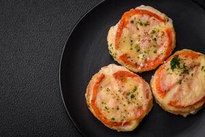 delicioso horneado pescado filete con queso, Tomates, sal, especias y hierbas foto