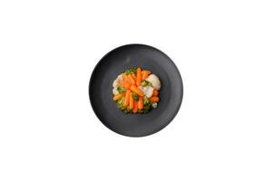 delicioso Fresco vegetales brócoli, coliflor, zanahorias al vapor con sal y especias foto