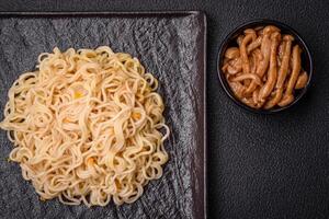 delicioso asiático cocina plato con arroz fideos, pimientos, hongos y especias foto