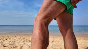 bronceado pierna con bronceado línea en playa, playa mosca muerde, playa pulga picaduras foto