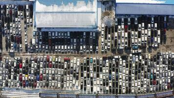 aéreo. estacionamiento lote con filas de carros esperando para aduana despeje video