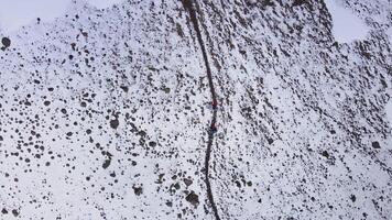 aéreo topo abaixo. mochileiros em Nevado trilha video
