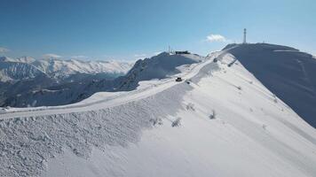 gatto delle nevi radura neve preparazione sciare resort gatto delle nevi vitale attrezzo nel settentrionale natura selvaggia. gatto delle nevi garantendo sicuro e incontaminato versante simbolo di senza soluzione di continuità miscela fra umano ingegnosità e crudo bellezza inverno. video