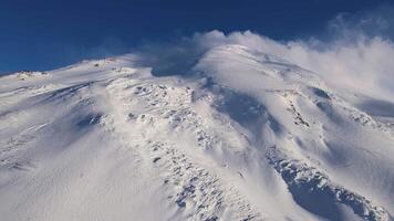 mega hoog wit berg met blazen sneeuw video