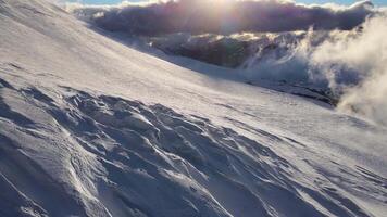 aéreo. glaciar montaña a puesta de sol con Nevado grietas video