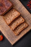 delicioso Fresco crujiente marrón un pan con semillas y granos foto