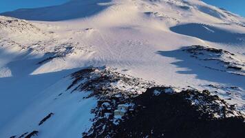 elbrus in sneeuw Europa's hoogste top elbrus symbool van onaangeroerd berg schoonheid. elbrus majestueus reusachtig in rijk van hoog bergen gekroond met sneeuw het fluistert verhalen van tijd en van de natuur macht. video