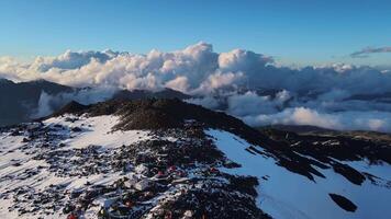 antenne visie van de tent kamp Aan de noordelijk helling van elbrus bovenstaand de wolken video