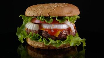 Frais appétissant du boeuf Burger est tournant. délicieux Burger avec Frais iceberg chou, oignons, tomates et grillé steak. tournant - vite nourriture, 4k images. video