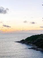 el horizonte estiramientos sin cesar, enmarcado un paraíso bahía dónde olas choque en contra el orilla, creando un dinámica y cautivador playa escenario. foto