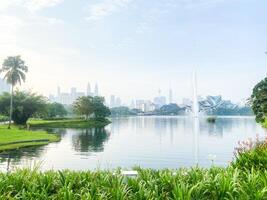 taman tasik titiwangsa es un arquitectónico maravilla, sin problemas mezcla moderno urbano diseño con el natural belleza de el paisaje, creando un armonioso ciudad escapar. foto