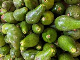 cerca arriba de Fresco aguacate Fruta bueno para antecedentes. alto calidad foto