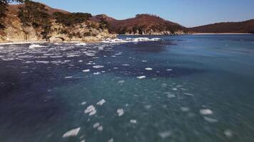 zumbido ver de hielo témpanos flotante en el mar cerca el apuntalar video