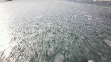 drone vue de boue sur le surface de le mer et le rive dans la glace video