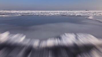 antenne visie van ijs ijsschotsen drijvend in de zee in voorjaar video