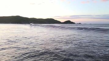 aéreo. mar surfar em uma tormentoso dia. textura do poderoso oceano ondas com espuma video