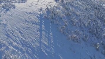 aéreo. esquí levantar estación y Nevado montaña Pendiente después nevada video