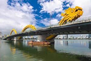 continuar puente, el punto de referencia de da nang cruce han río en Vietnam foto