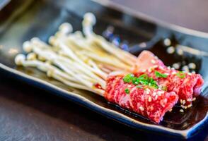 enoki wagyu carne de vaca rollos en plato, prima japonés carne foto