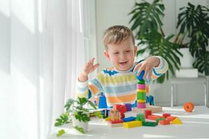 un pequeño chico obras de teatro con de madera juguetes y construye un torre. educativo lógica juguetes para niños. montessori juegos para niño desarrollo. para niños de madera juguete. foto