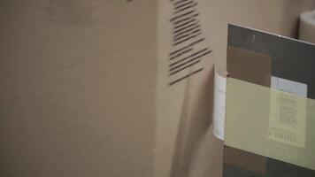 papier carton fabrication machine produit ligne fabrication des boites. agrafe. emballé courrier sur production ligne contre papier carton des boites dans entrepôt. papier carton boîte production ligne video