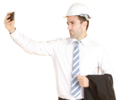 knap slim ingenieur of architectuur is vervelend een wit veiligheid hoed met hand- Holding smartphone en genieten met selfie door zichzelf png