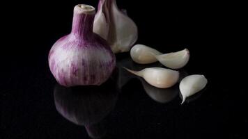 cebollas, ajo y especias aislado en negro antecedentes. marco. composición de cebollas y que cae ajo aislado en blanco antecedentes video