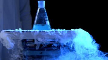 Flasche und Flüssigkeit Stickstoff- im ein Labor. chemisch Experiment. Flasche mit Wasser und trocken Eis Sieden chemisch Experiment video