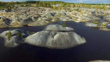 antenn se på skön landskap med öar, stenar och sjö bakgrund. antal fot. Fantastisk natur landskap av sjö med bergen och öar video