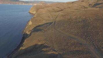 antenne visie van mooi zeegezicht in Maleisië. schot. antenne visie Aan rotsachtig of rotsachtig kust ergens in Maleisië video