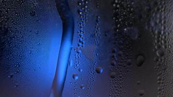 une laissez tomber de l'eau sur une verre fermer macro avec pétillant bokeh sur bleu flou Contexte. abstrait laissez tomber l'eau. goutte de pluie faire glisser vers le bas le fenêtre verre, formant abstrait figure video