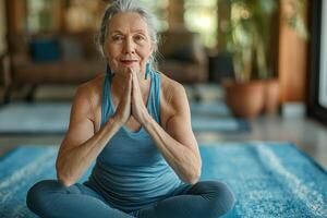 ai generado mayor dama mujer con gris pelo ejecutando yoga estiramientos adentro, promoviendo un sano estilo de vida. foto
