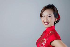 ai generado retrato fotografía. asiático chino mujer sonriente en tradicional cheongsam qipao vestir en blanco o gris antecedentes. chino nuevo año festival concepto. foto