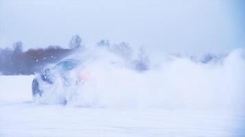 Auto Herstellung Kehrtwende im das Schnee. Sport Auto fährt im das Schnee. Blau Frequenzweiche tut Tricks im das Schnee video