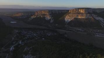 altai montagne rimosso a partire dal il drone. sparo. aereo Visualizza per paesaggio di verde valle allagato con leggero con lussureggiante verde erba, coperto con calcolo, estate giorno sotto un' blu cielo con altai montagne video