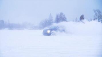 sport- auto schijven in de sneeuw. de machine demonstreert de vermogen naar rit Aan een besneeuwd weg, afdrijven en manoeuvreren video
