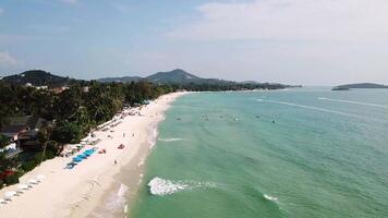 oben Aussicht von Paradies Strand. schön tropisch Insel mit Sand Strand, Palme Bäume. Antenne Aussicht von tropisch Strand auf das Insel. tropisch Landschaft. Strand mit Palme Bäume. Meereslandschaft. Ozean, Himmel, Meer video