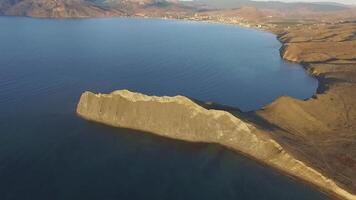 rocoso montaña costa bahía aéreo vista. disparo. hermosa paisaje. azul claro Oceano mar agua siguiente a acantilado corfú Grecia. aéreo ver en hermosa puesta de sol a Grecia video