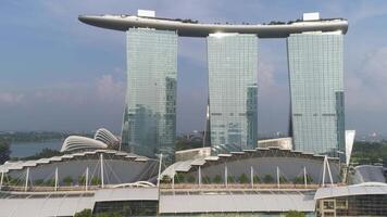 Singapore - 25 september 2018. dichtbij omhoog voor jachthaven baai zand, Singapore en geweldig stadsgezicht in zonnig dag. schot. drie torens van de jachthaven baai zand ressort tegen een bewolkt lucht. video