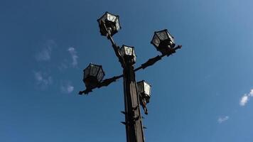 ljus årgång posta med blå himmel bakgrund. gata lampa utomhus. antal fot video