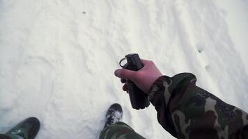 a soldado detém dentro dele mão uma Treinamento Grenade enquanto passagem militares exercícios dentro a exército, neve fundo. grampo. uma soldado dentro camuflar segurando uma fragmentação Grenade dentro lento movimento video
