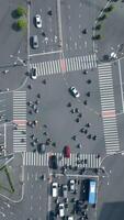 Haut vue de Matin circulation à intersection dans ho chi minh ville, vietnam video